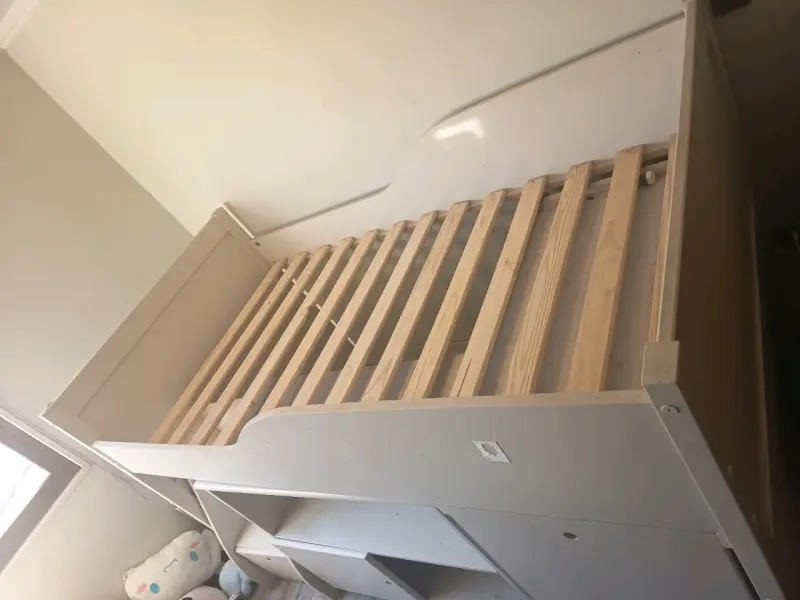 Cama alta con estantería integrada - 4