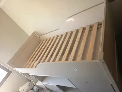 Cama alta con estantería integrada - miniatura 4