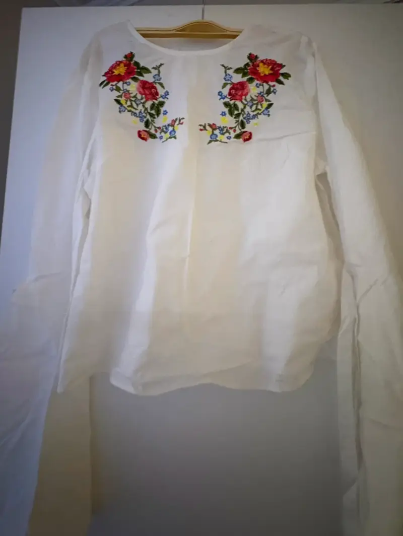 Blusa blanca bordada floral