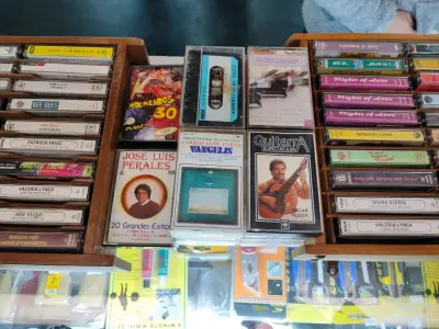 Lote de cassettes de música variada - miniatura 1
