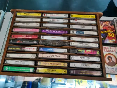 Lote de cassettes de música variada - miniatura 2