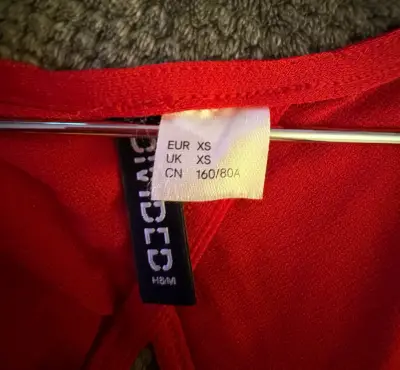 Top rojo escote en V - miniatura 3