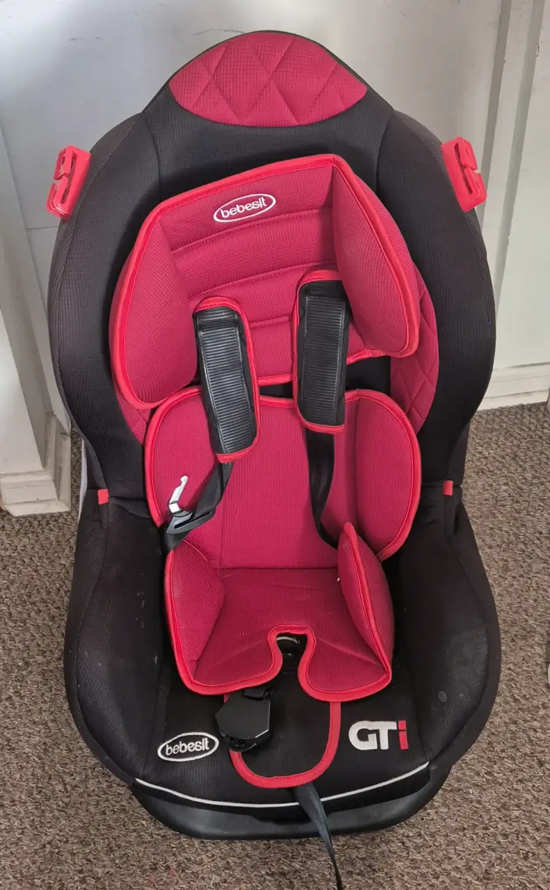 Silla de auto roja y negra Bebesit - 1