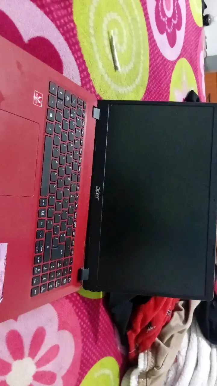 Laptop Acer roja en buen estado