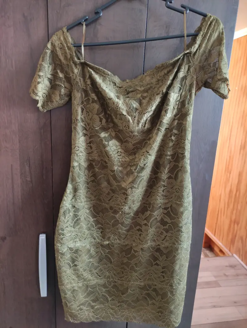 Vestido Guess encaje verde oliva - 1