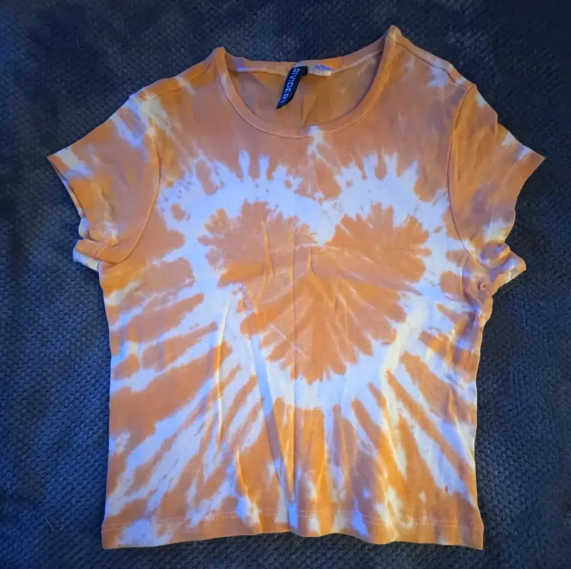 Polera naranja tie-dye