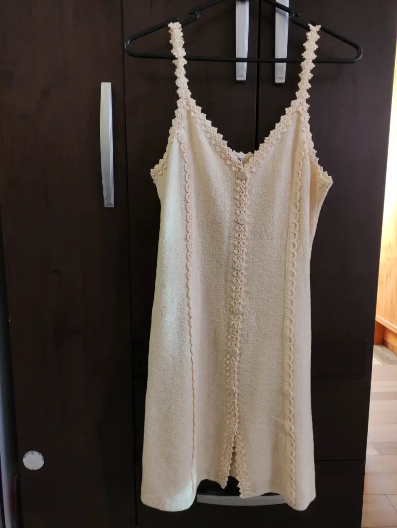Vestido amarillo claro de tirantes - 1