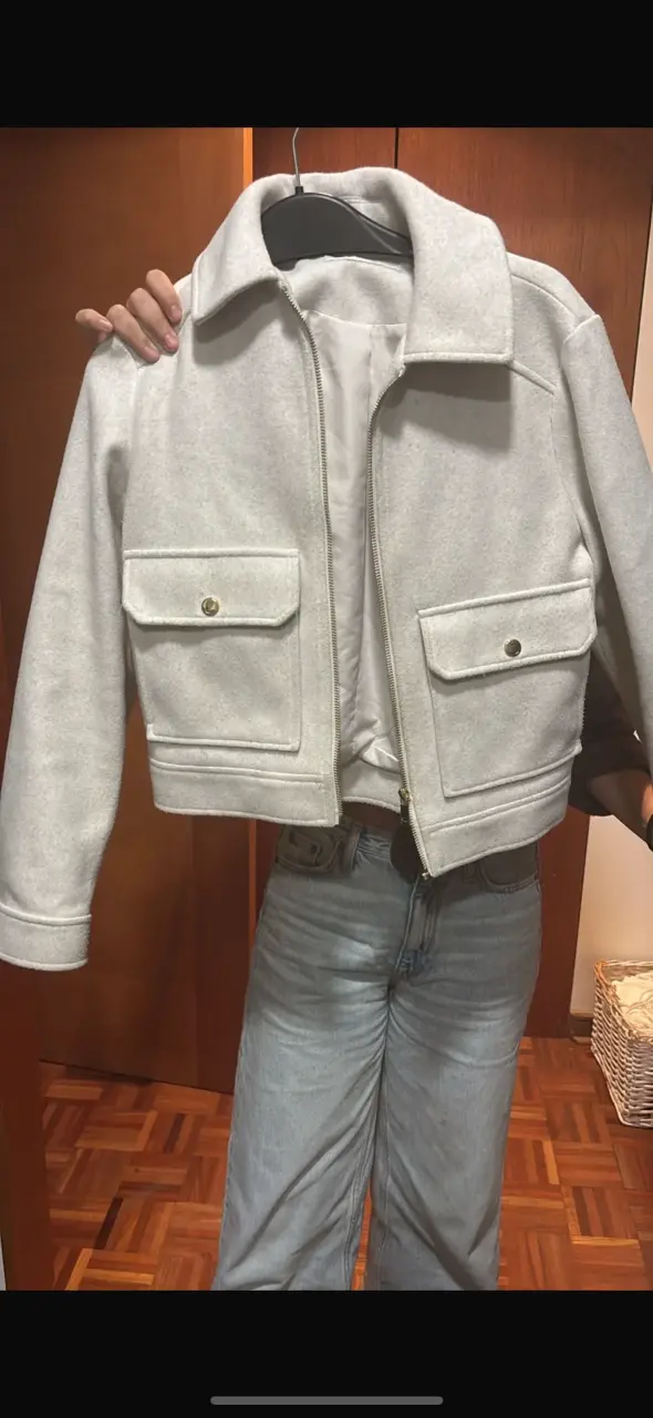 Chaqueta gris con bolsillos