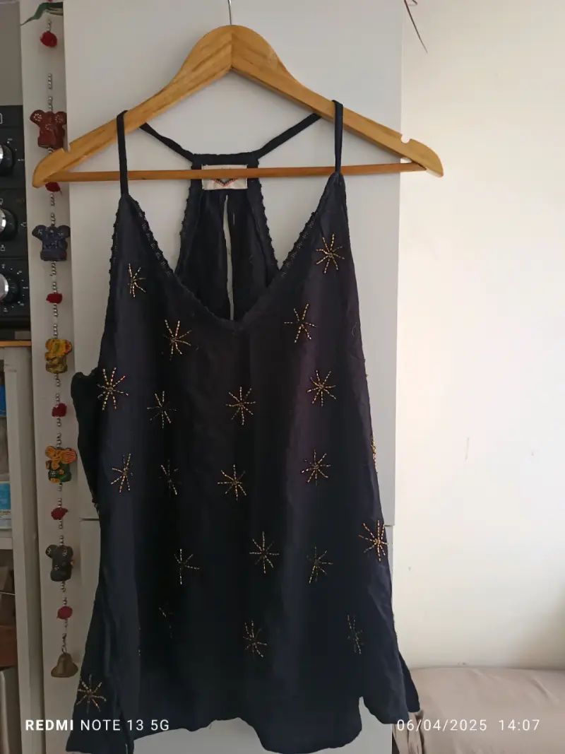 Polera negra con bordados