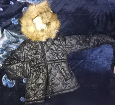 Chaqueta negra con capucha de peluche - miniatura 1