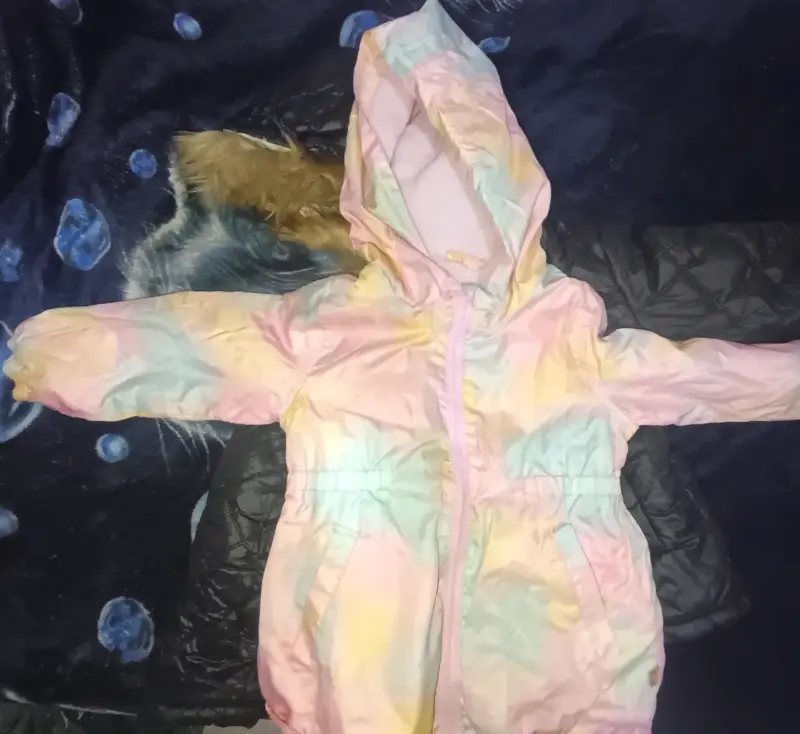 Chaqueta negra con capucha de peluche - 2