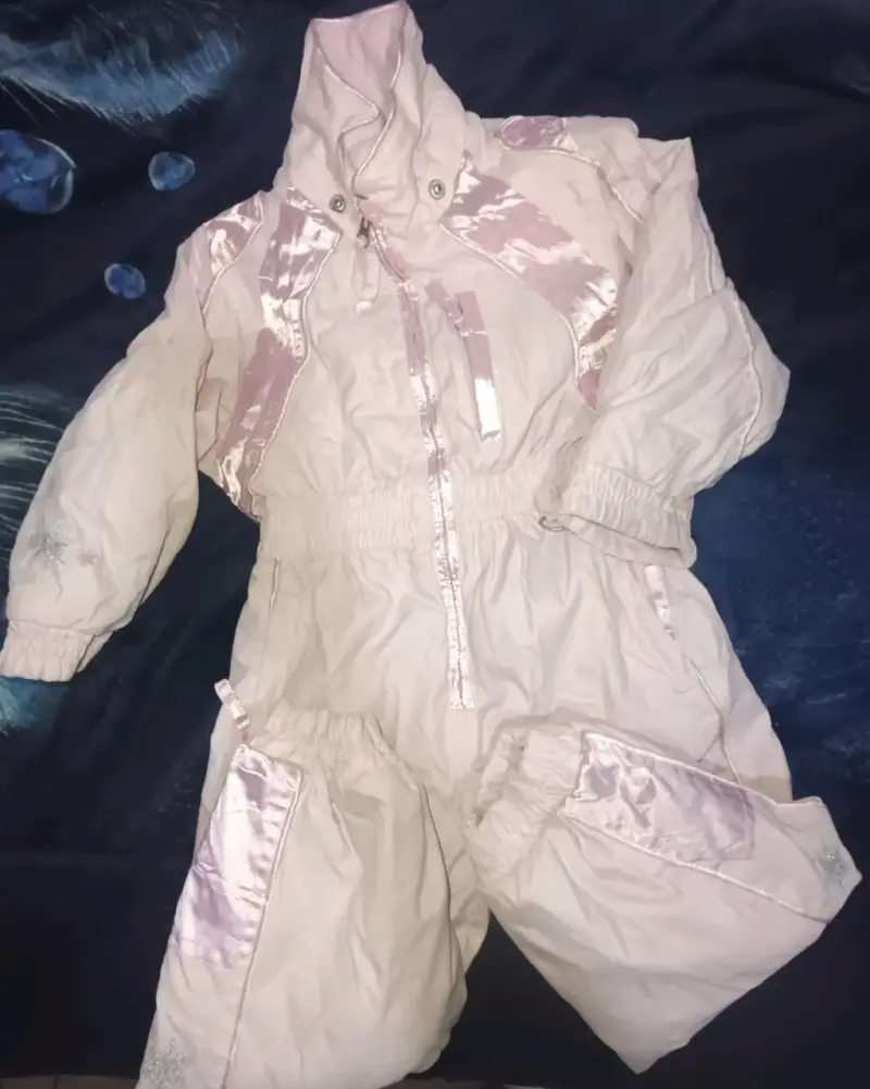 Chaqueta negra con capucha de peluche - 5