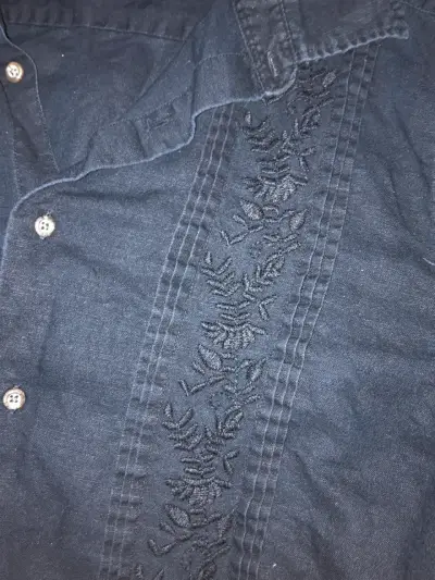 Camisa negra Old Navy bordada - miniatura 2