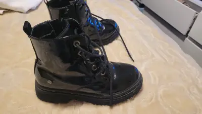 Botas de charol negro - miniatura 1