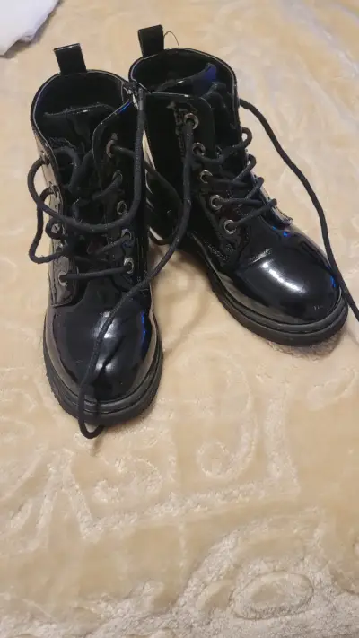 Botas de charol negro - miniatura 2
