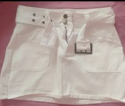 Falda corta blanca con cinturón - miniatura 1