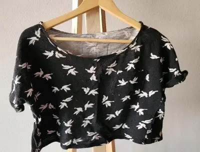 Polera negra con estampado palomas talla S - miniatura 1