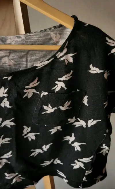 Polera negra con estampado palomas talla S - miniatura 2