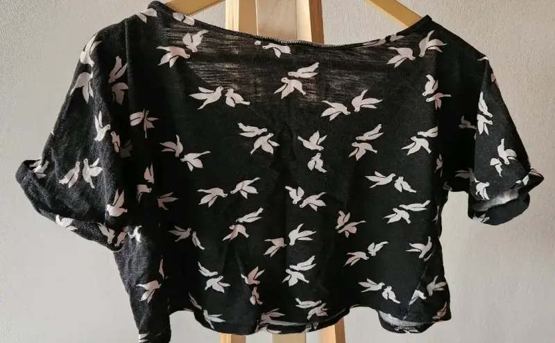 Polera negra con estampado palomas talla S - 3