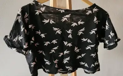 Polera negra con estampado palomas talla S - miniatura 3