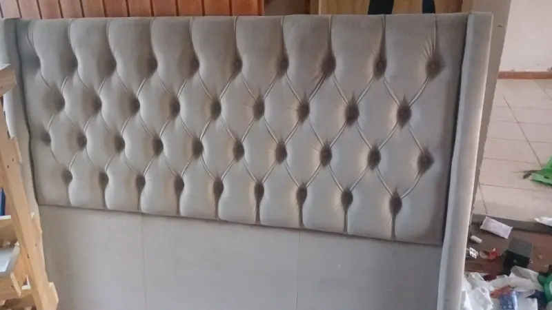 Cabecera de cama capitoné beige