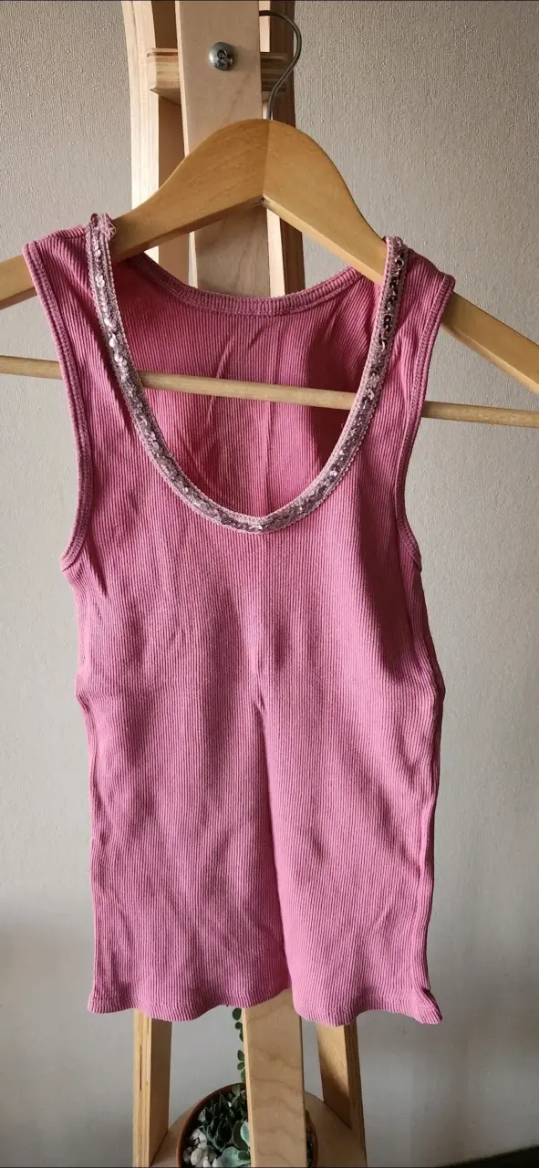 Polera rosada con detalle lentejuelas talla XS - 1