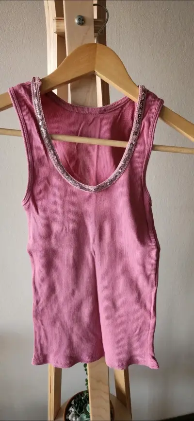 Polera rosada con detalle lentejuelas talla XS - miniatura 1