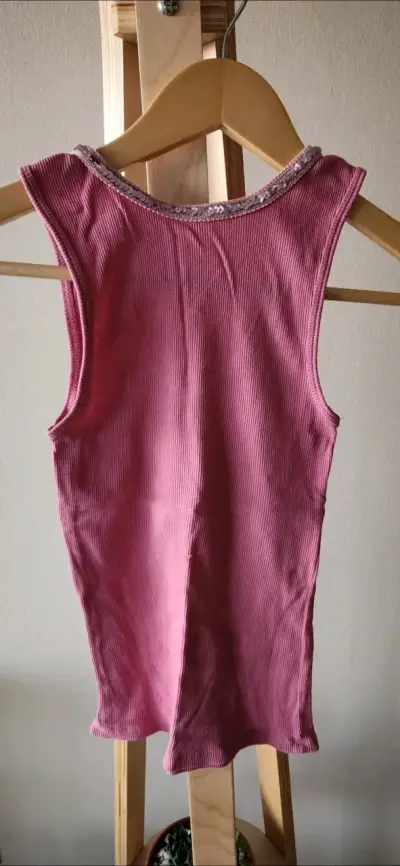Polera rosada con detalle lentejuelas talla XS - miniatura 2