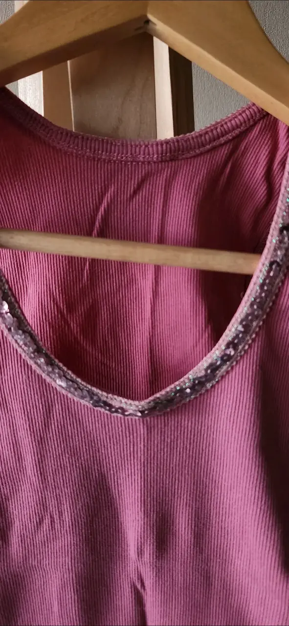 Polera rosada con detalle lentejuelas talla XS - 3