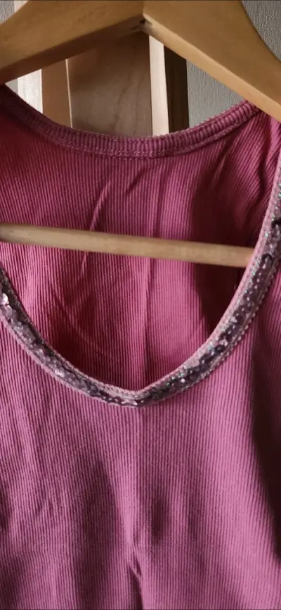 Polera rosada con detalle lentejuelas talla XS - miniatura 3