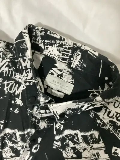 Camisa negra estampada graffiti ZARA - miniatura 2