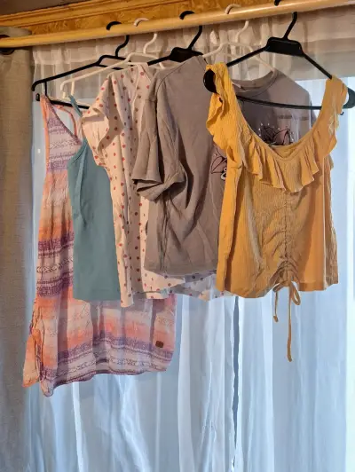 Lote de blusas y poleras - miniatura 1