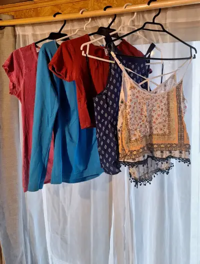 Lote de blusas y poleras - miniatura 2