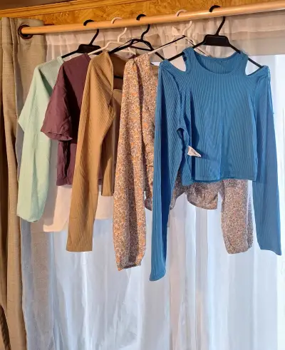 Lote de blusas y poleras - miniatura 5
