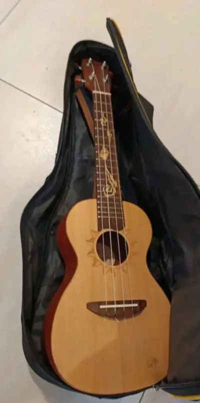 Ukulele marca mercury - miniatura 1