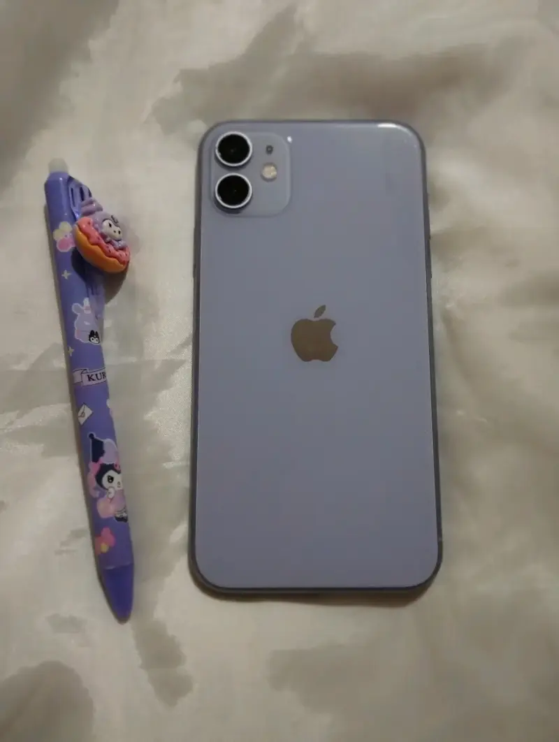 iPhone 11 Lila en buen estado incluye su cargador - 1