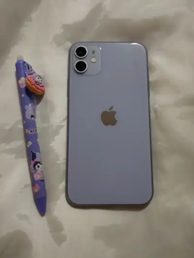 iPhone 11 Lila en buen estado incluye su cargador - miniatura 1