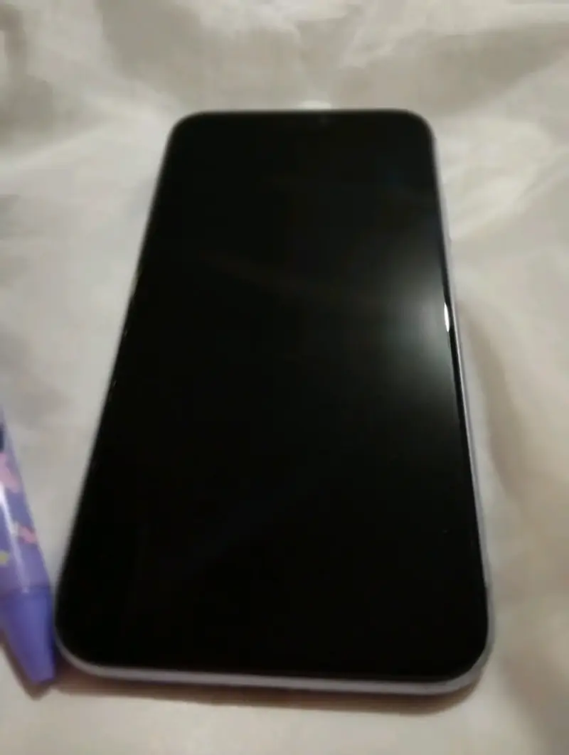 iPhone 11 Lila en buen estado incluye su cargador - 3