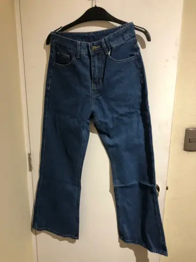 Jeans azules acampanados - miniatura 1