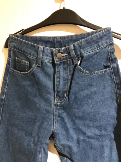 Jeans azules acampanados - miniatura 2
