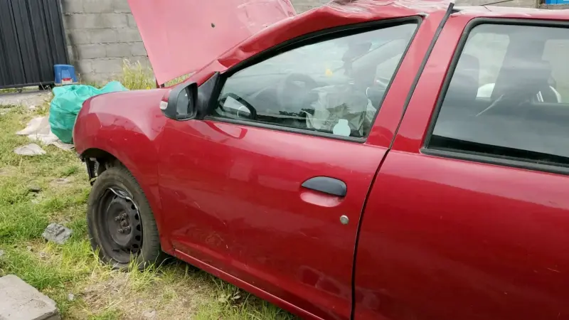 Auto rojo para repuestos - 1