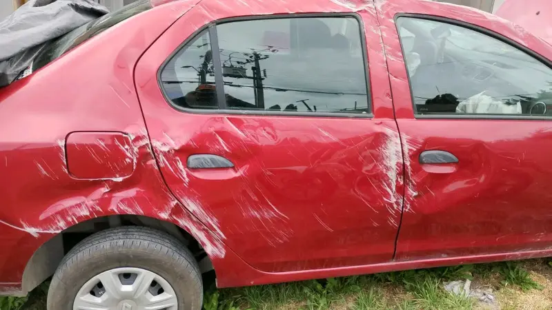 Auto rojo para repuestos - 2