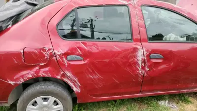Auto rojo para repuestos - miniatura 2