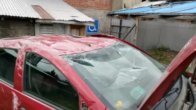 Auto rojo para repuestos - miniatura 4