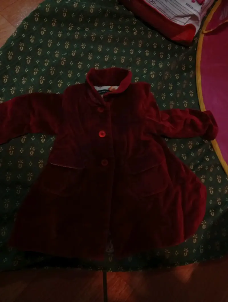 Abrigo rojo de niña