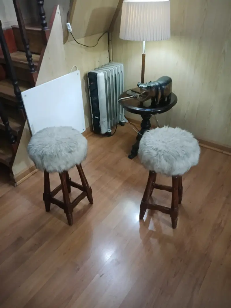 Bancos con asiento peludo beige - 1
