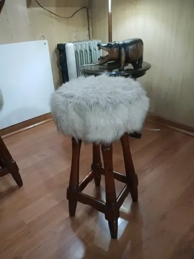 Bancos con asiento peludo beige - miniatura 2