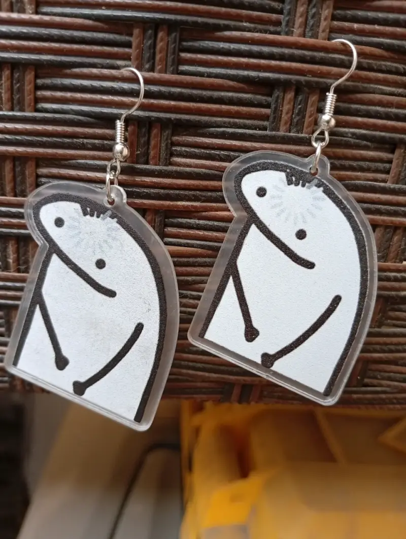 Aros colgantes con diseño gráfico