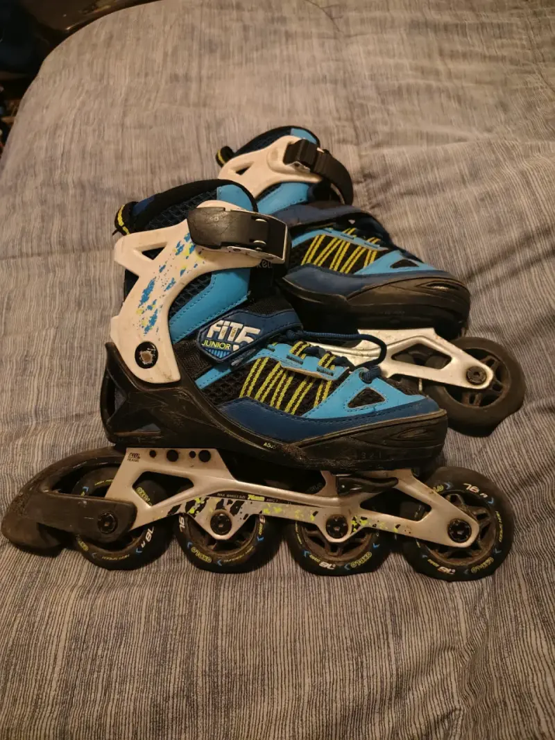 Patines en línea juveniles azul y negro