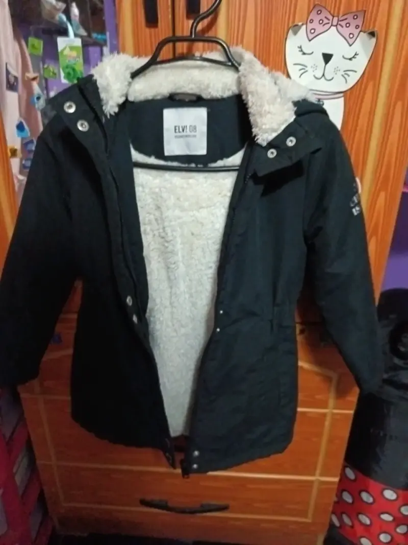 Chaqueta negra con forro interior y chaqueta beige - 1